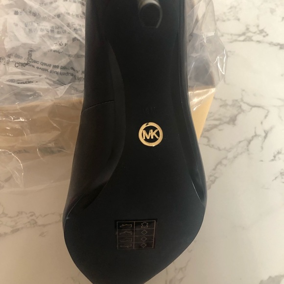 Michael Kors Claire leather pump size 10 (40) - never worn. - Picture 8 of 8